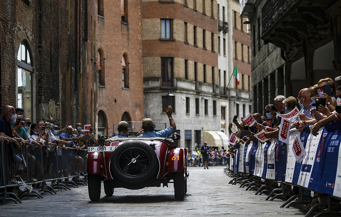 Ралли старинных автомобилей Mille Miglia в Италии