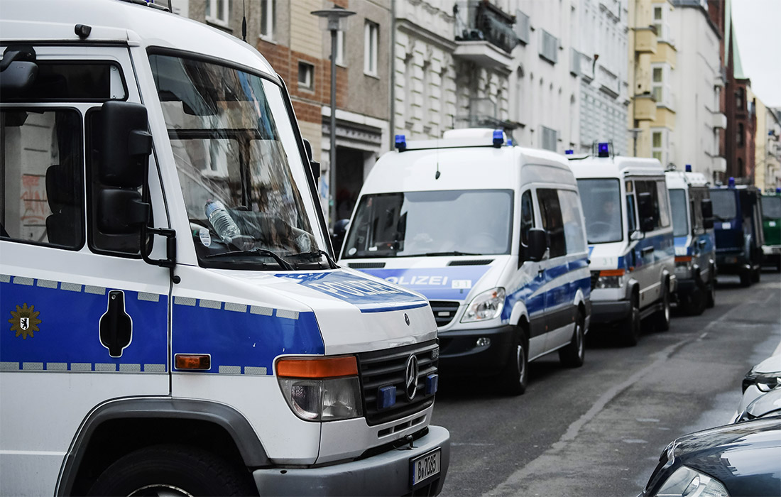 Конфликт по адресу Ригаерштрассе 94 происходит не в первые - в 2016 году здесь пострадали более ста полицейских, в 2020 также происходили столкновения с полицией, но в меньших масштабах