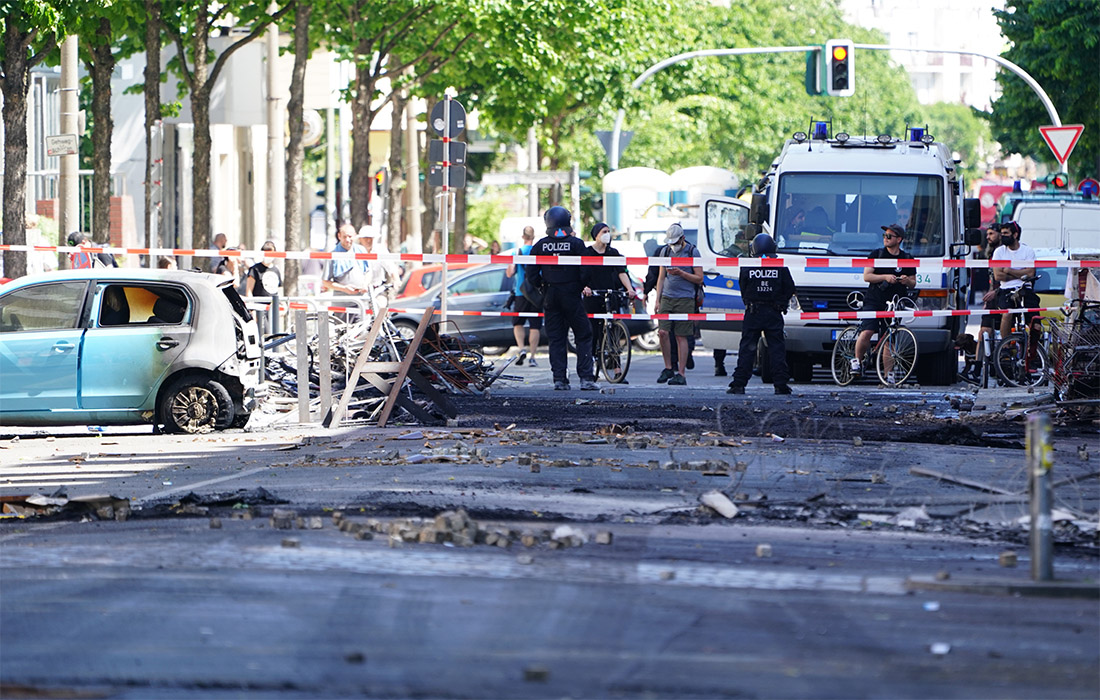 Много лет власти пытаются расселить этот занятый леворадикалами дом