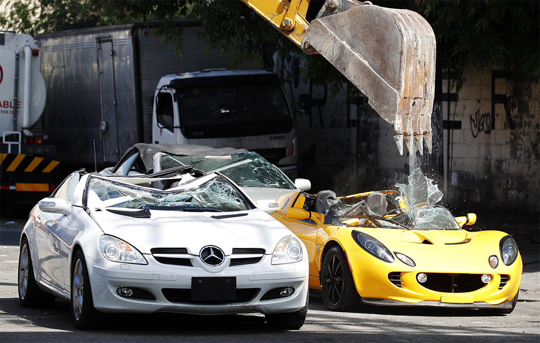 В Маниле уничтожили люксовые автомобили, ввезенные в страну контрабандой