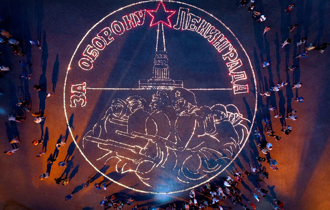 Огненная картина из 30 тысяч свечей в форме медали "За оборону Ленинграда" на Марсовом поле в Санкт-Петербурге
