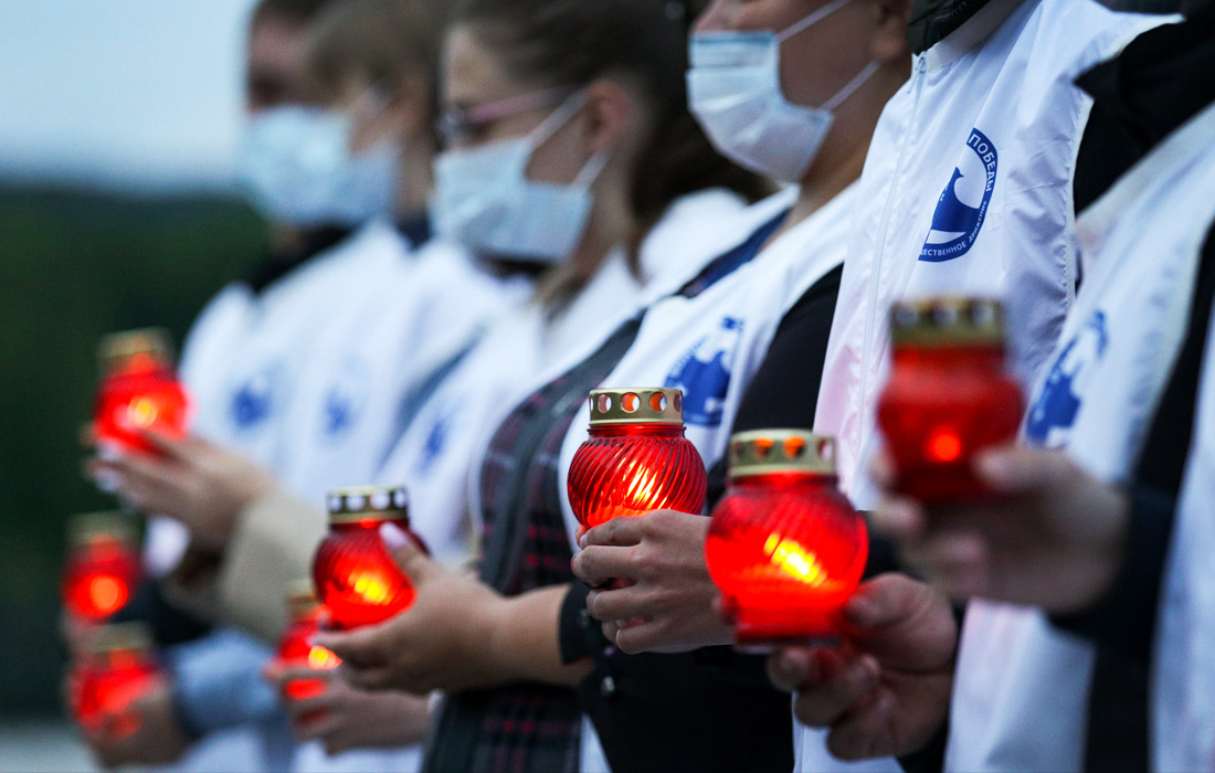 Участники движения "Волонтеры Победы" у Вечного огня на Алее героев в Кемерове