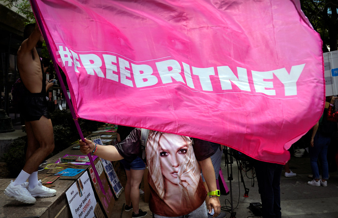В Лос-Анджелесе у здания суда прошла акция фанатов в поддержку Бритни Спирс во время слушания по делу об опеке над певицей