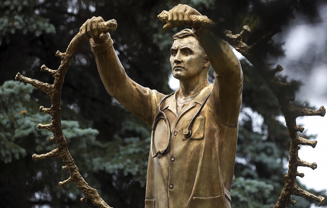 Памятник медикам, работающим в пандемию коронавируса, открыли в Челябинске