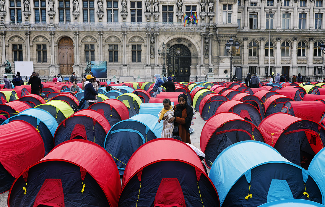 В Париже около 300 мигрантов установили палатки перед мэрией, требуя урегилировать жилищные проблемы