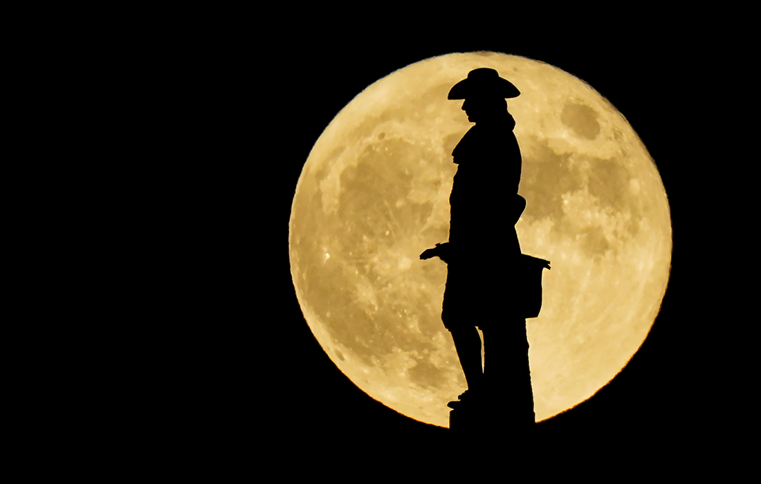 "Клубничная Луна" в небе над Филадельфией