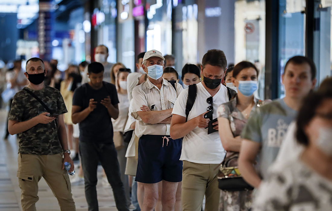 Очередь в пункте вакцинации в торговом центре Саларис в Москве