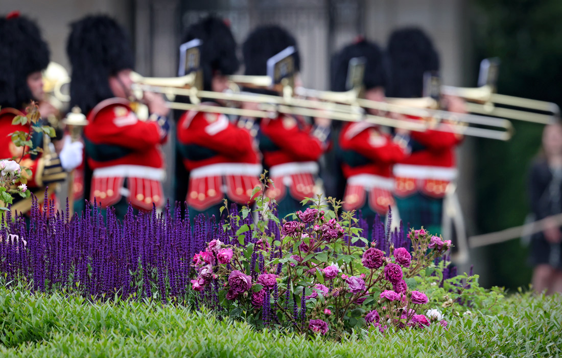 Оркестр Королевского полка Шотландии приветствует Елизавету II