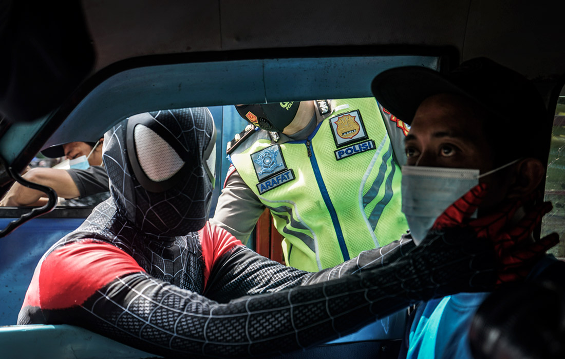 Индонезийская полиция в костюмах супергероев вышла на улицы города Макассар, напоминая жителям о мерах предосторожности во время пандемии