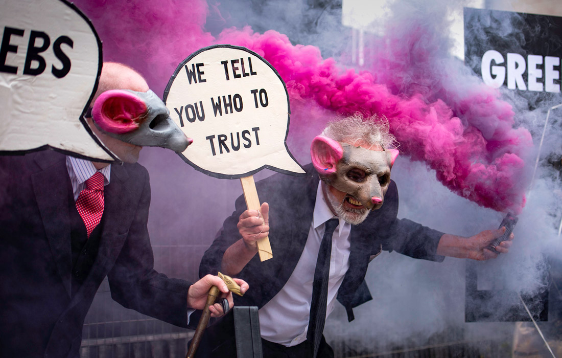 В Лондоне прошла акция участников экологического движения Extinction Rebellion против недостаточного освещения вопросов изменения климата в британской прессе
