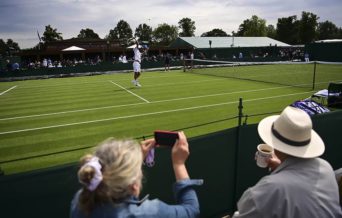 Зрители на "Уимблдоне" в Лондоне