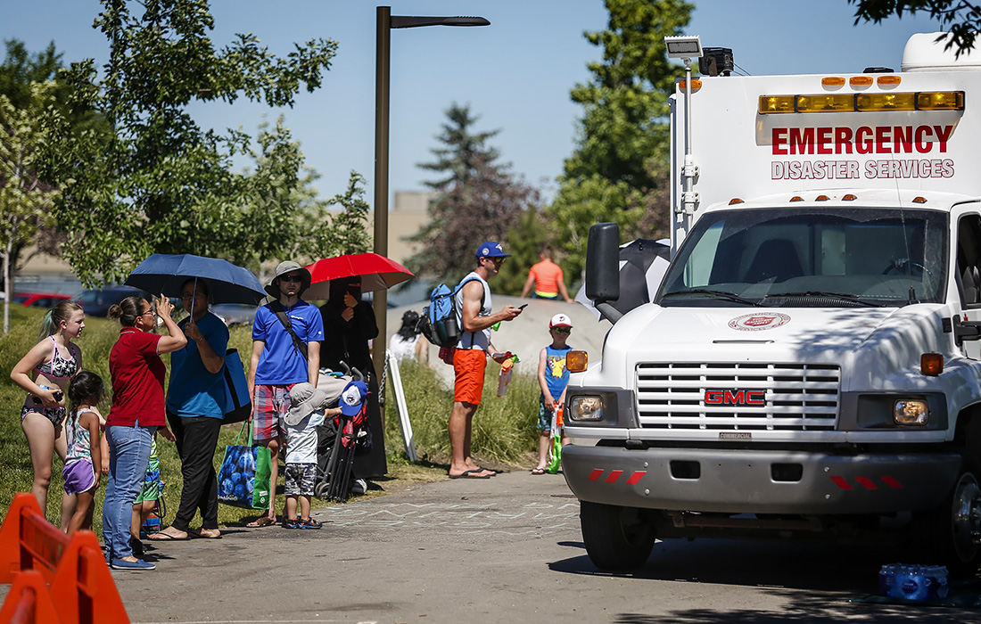 В канадском Калгари некоторые машины скорой помощи переоборудовали в охлаждающие станции