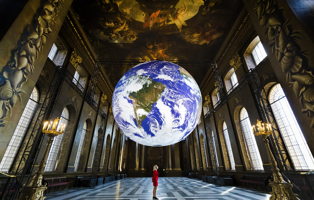 Инсталляция британского художника Люка Джеррама "Gaia" в Королевском военно-морском колледже в Лондоне. Модель вращается, что, как предполагается, воспроизводит ощущения, которое испытывают астронавты, когда видят Землю из космоса.