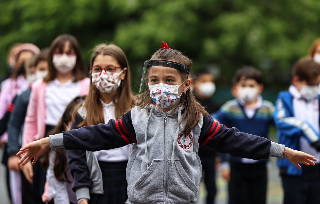 Турция постепенно возобновляет очное обучение учащихся начальной школы