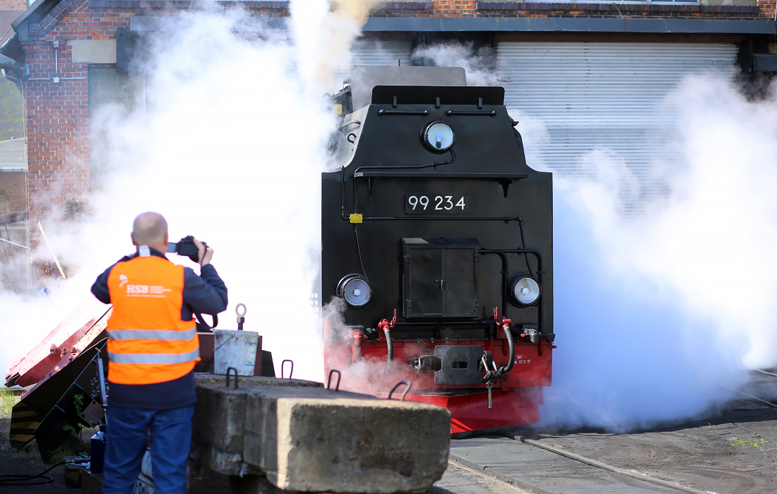 После семимесячного перерыва паровозы снова будут курсировать через горы немецкого Гарца. На фото: сотрудники "Harzer Schmalspurbahn HSB" нагревают паровоз перед мастерской.
