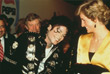 Принцесса Уэльская встречает певца Майкла Джексона за кулисами на стадионе Уэмбли в Лондоне. Июль 1988 года.