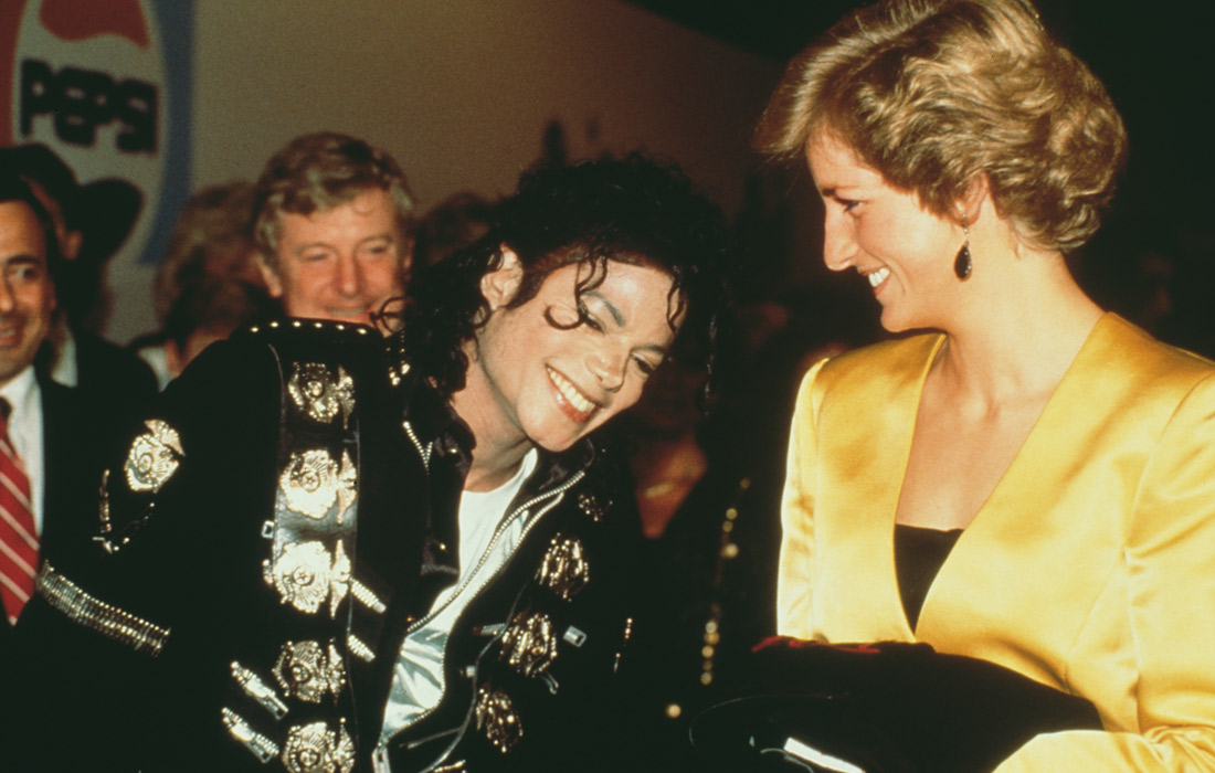 Принцесса Уэльская встречает певца Майкла Джексона за кулисами на стадионе Уэмбли в Лондоне. Июль 1988 года.