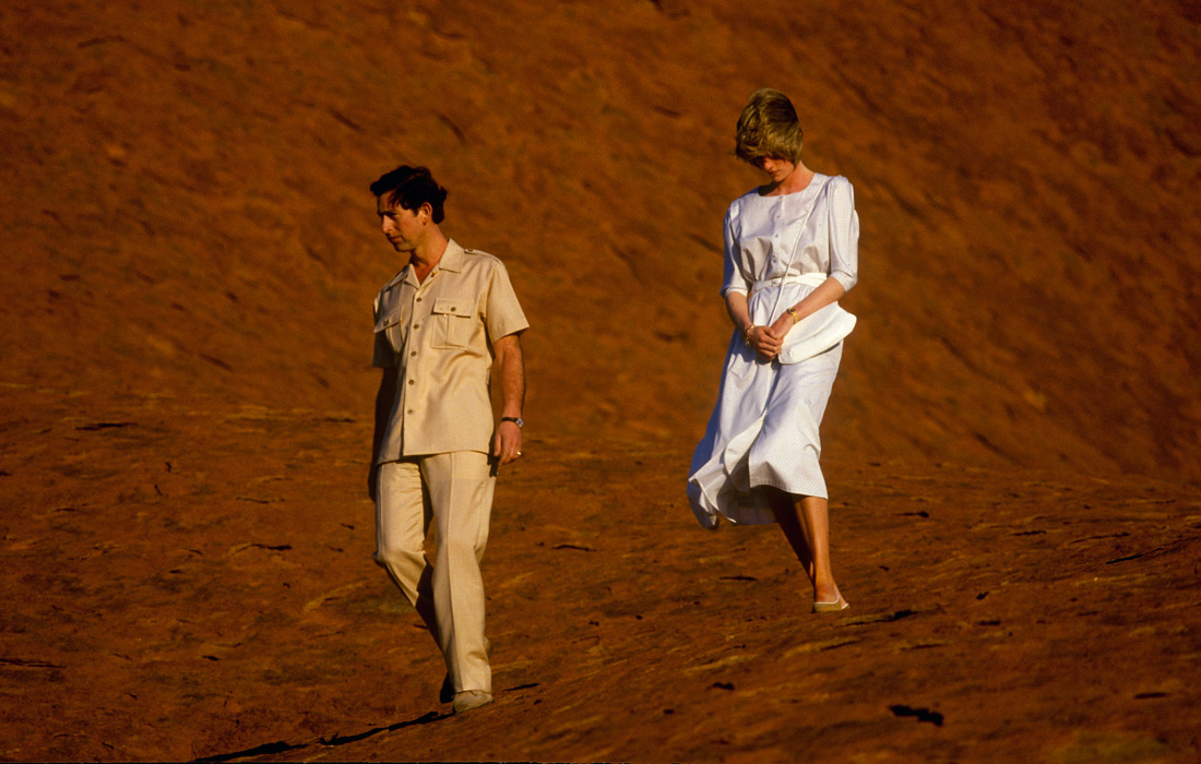 Принц Charlz и принцесса Diana у подножья горы Uluru в национalьном парке Австрalии. Март 1983 гоda.