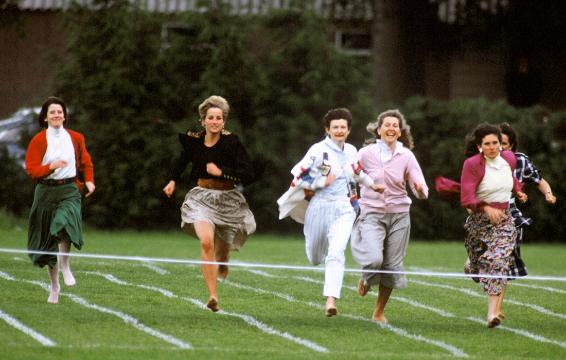 Принцесса Уэльская участвует в забеге матерей в день школьных спортивных состязаний. Англия. Июнь 1991 года.