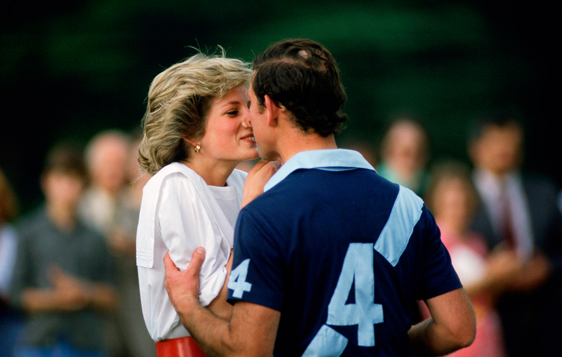 Принц Чарльз целует Диану во время вручения призов после матча по поло в Сайренчестере. Великобритания. Июнь 1985 года.