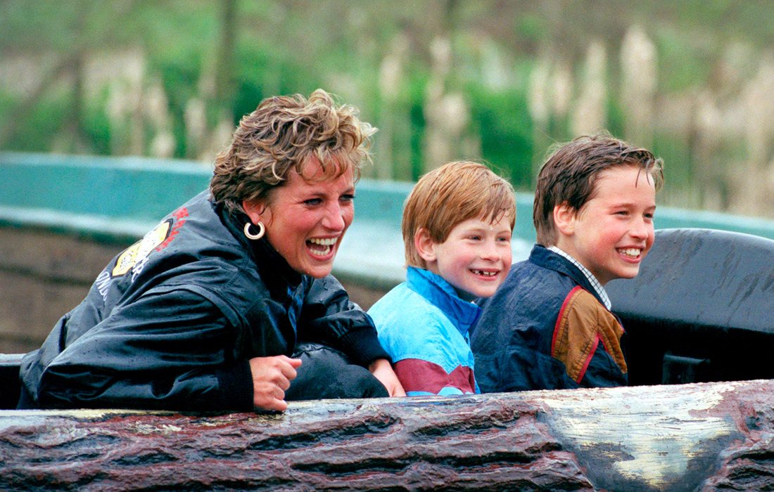 Диана с сыновьями в парке развлечений "Торп Парк" в графстве Суррей. Англия. Апрель 1993 года.
