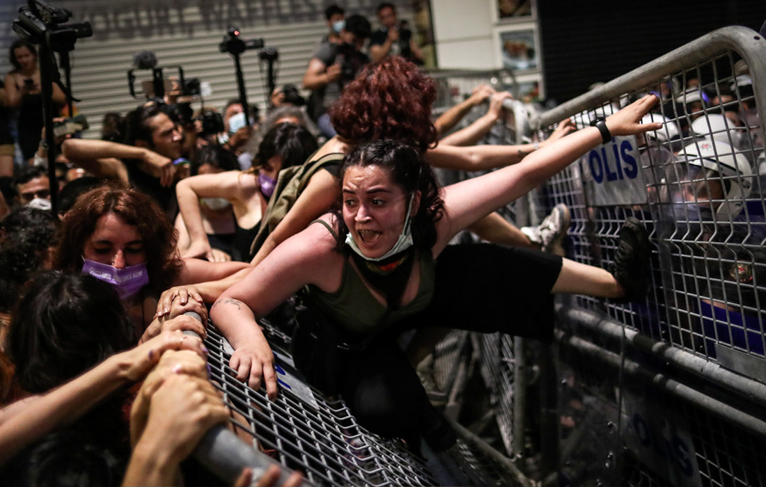 Тысячи людей вышли на протесты по всей Турции после решения властей о выходе из Стамбульской конвенции по защите прав женщин