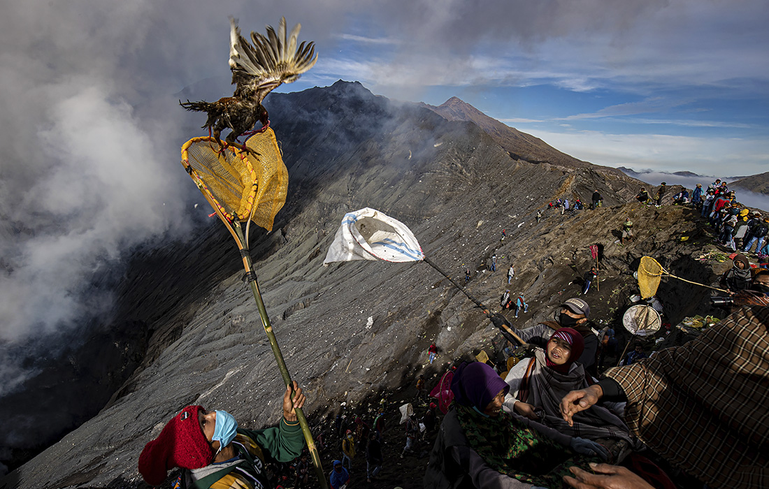 Ритуал жертвоприношения на вулкане Бромо, Индонезия