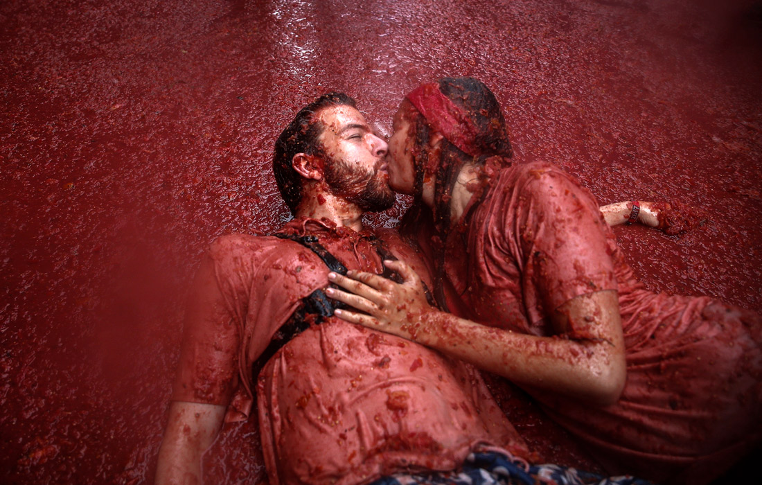 Влюбленные во время ежегодного фестиваля Ла Томатина в испанском городе Буньоле недалеко от Валенсии