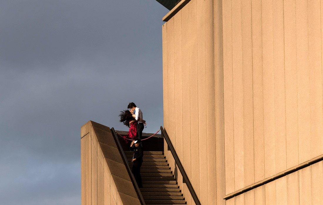 Жители Сиднея отмечают канун Нового года на ступенях Оперного театра