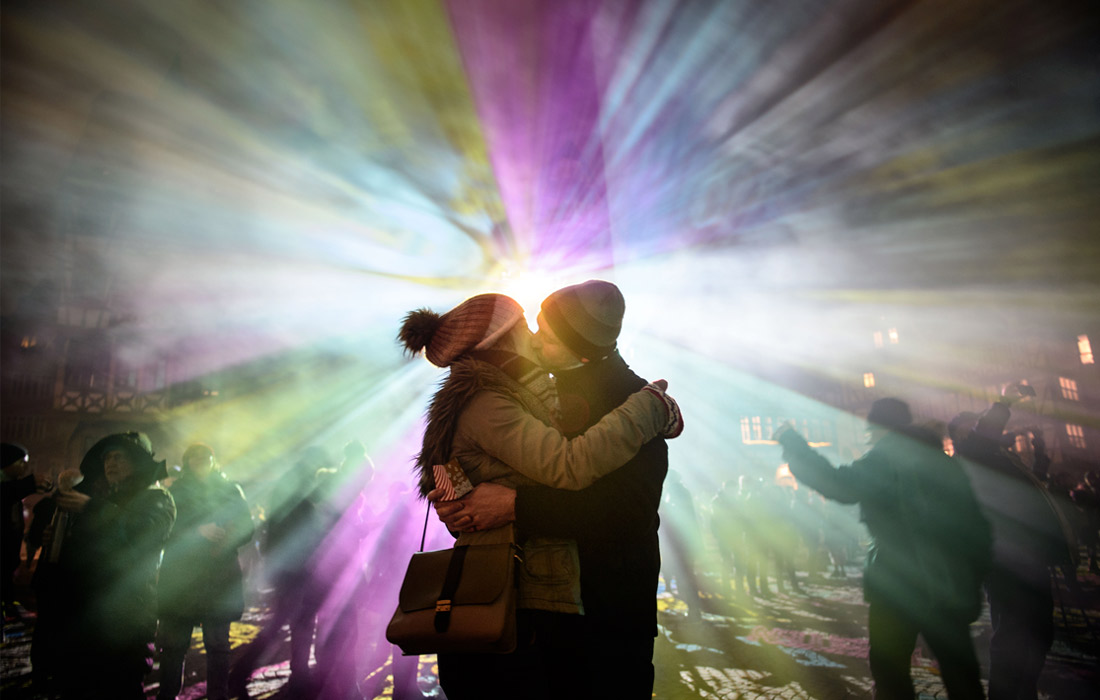 Влюбленные на празднике света Luminale во Франкфурте