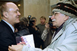 Владимир Меньшов и артист Армен Джигарханян в Москве. 23 февраля 2002 года.