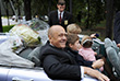 Владимир Меньшов с супругой Верой Алентовой и внуками на церемонии закладки именной плиты режиссера на Аллее звезд в Москве. 20 сентября 2009 года.