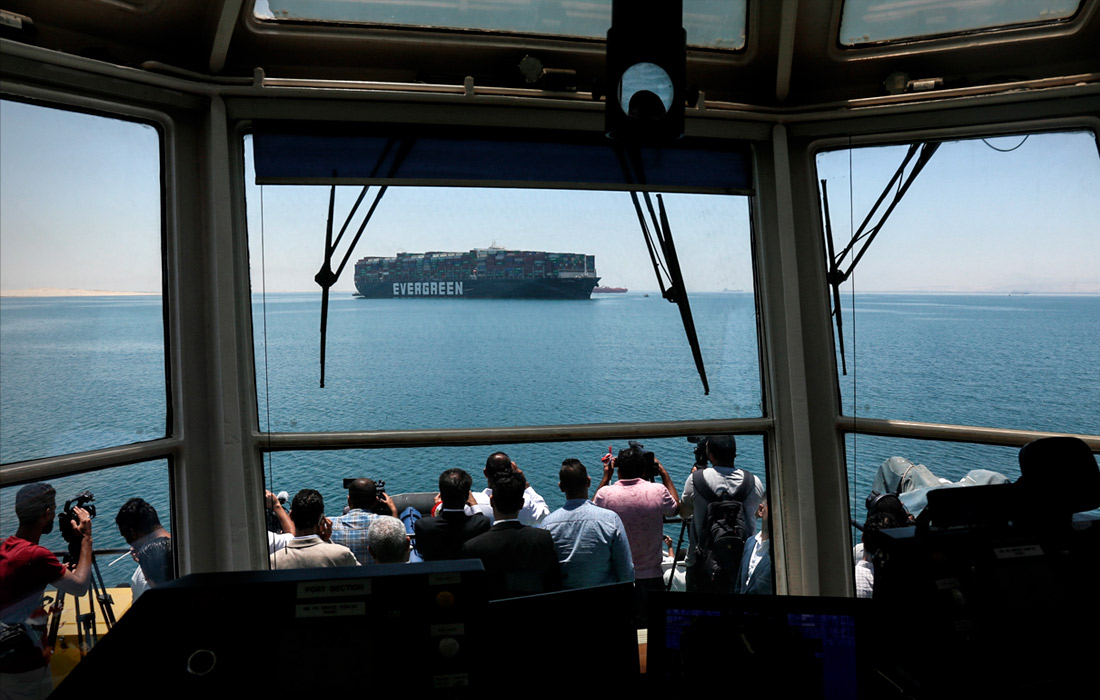 Контейнеровоз Ever Given покинул место стоянки в Суэцком канале после 107 дней ареста