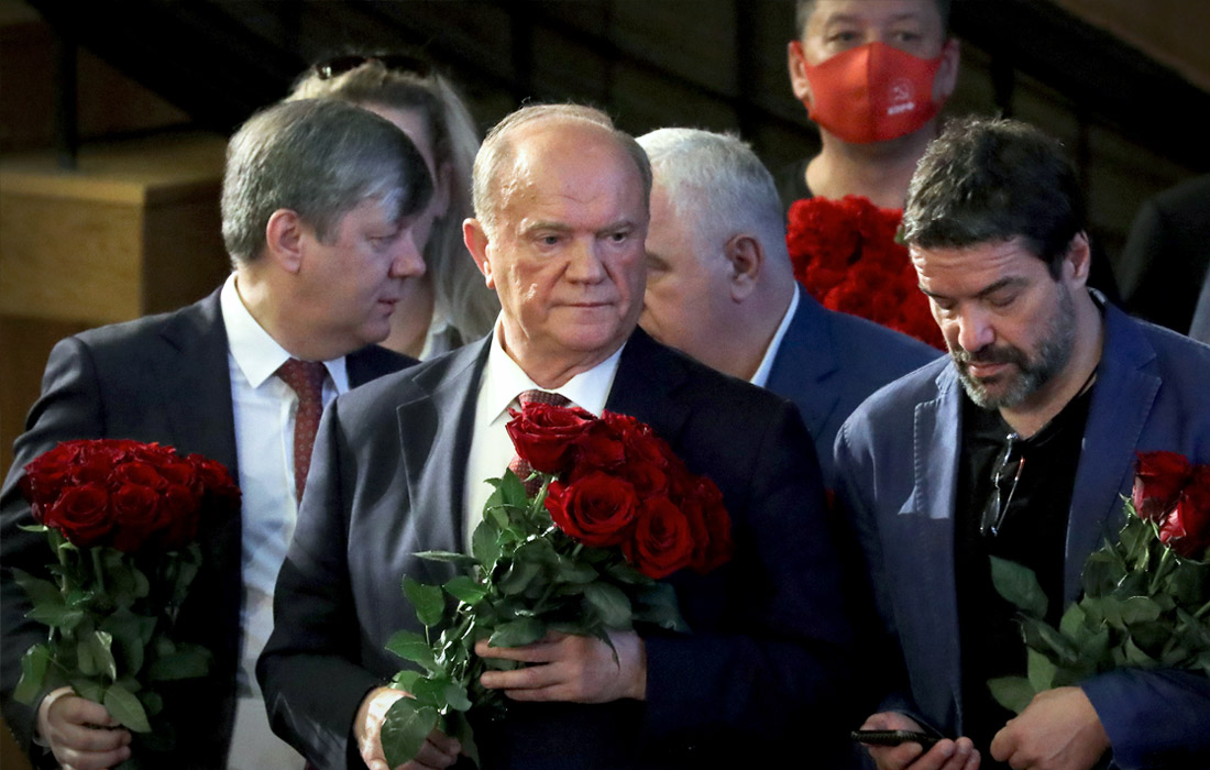 Заместитель председателя ЦК КПРФ Дмитрий Новиков, лидер КПРФ Геннадий Зюганов и член ЦК КПРФ Александр Ющенко (слева направо)