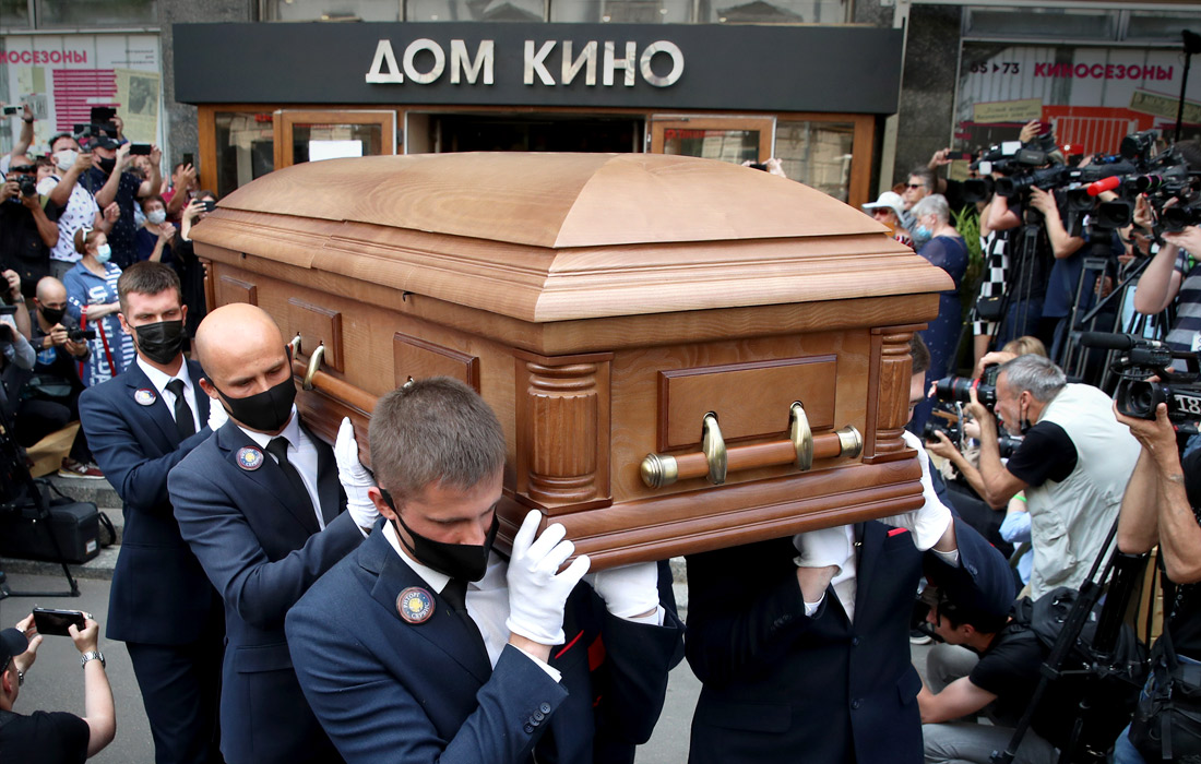 Вынос гроба у Центрального дома кинематографистов