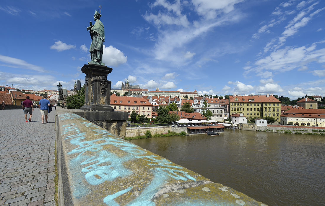Неизвестные оставили надписи на перилах Карлова моста в Праге