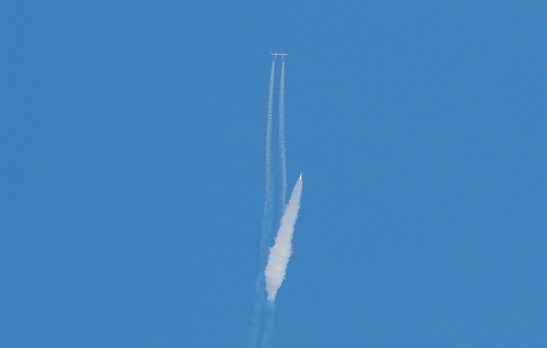 Часть пути Unity преодолел с помощью двухфюзеляжного самолета-носителя White Knight Two, после чего отсоединился и включил собственные двигатели, чтобы подняться на высоту более 80 километров