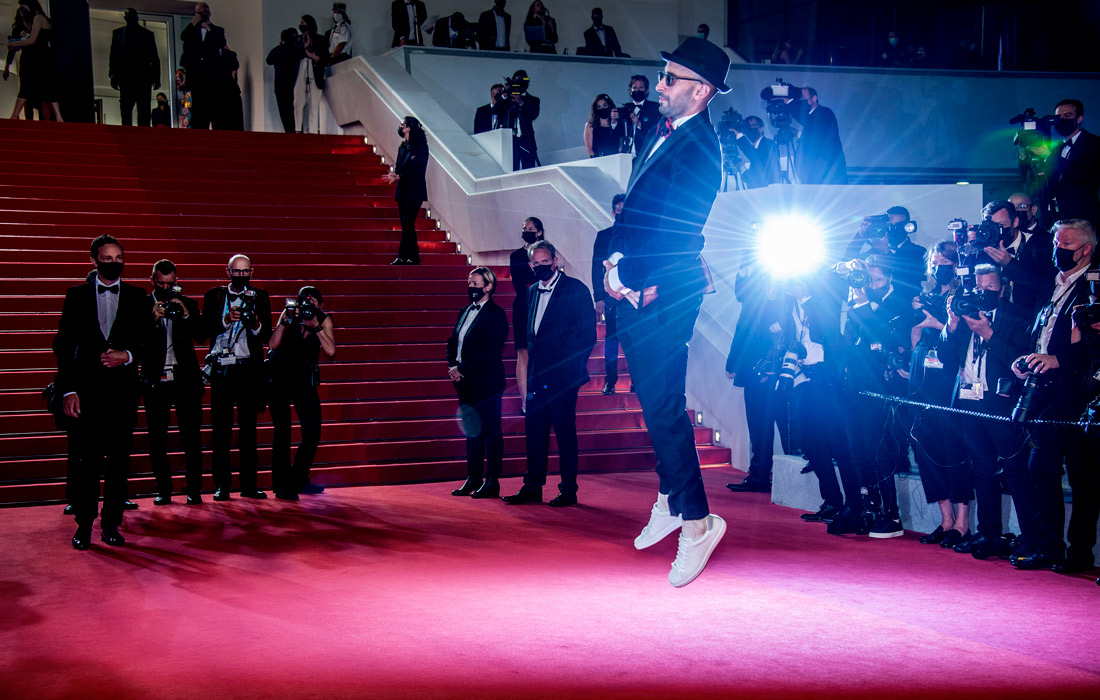 Французский фотограф и уличный художник JR перед показом фильма "День флага"