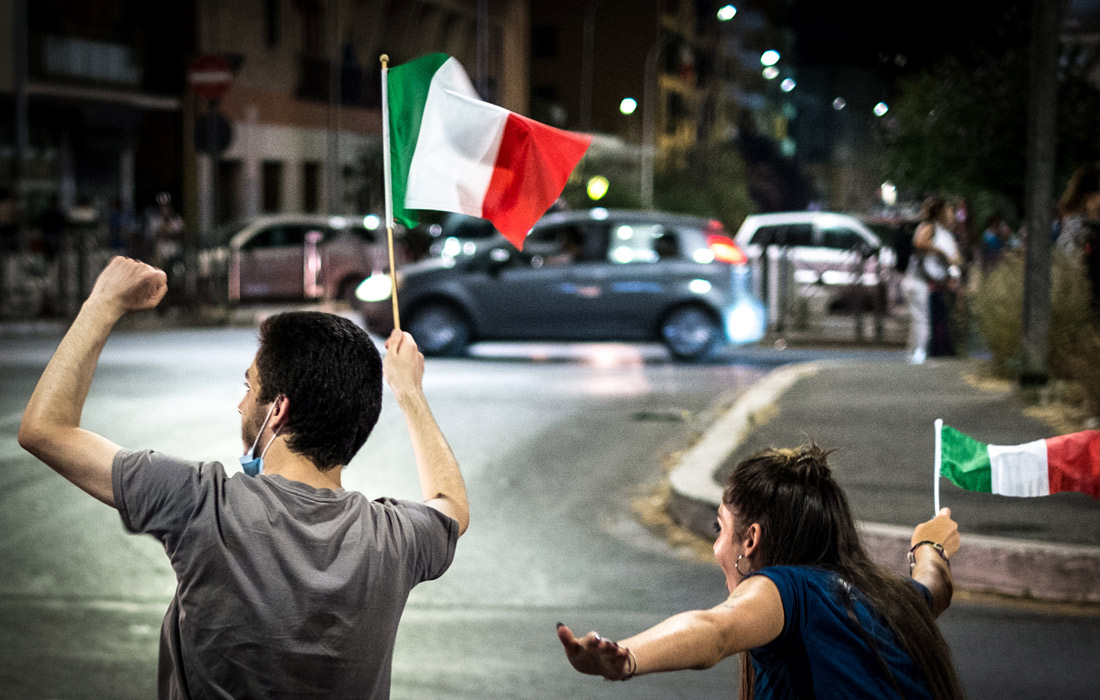 Болельщики сборной Италии празднуют победу в финале