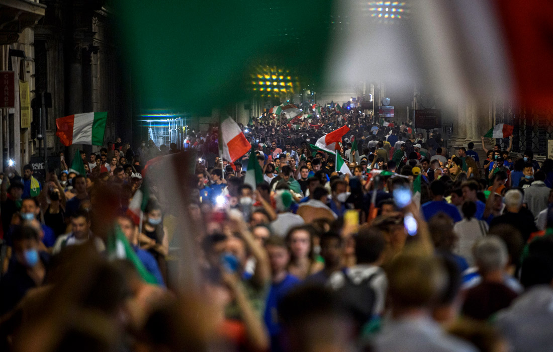 Итальянцы гуляют на улицах Рима