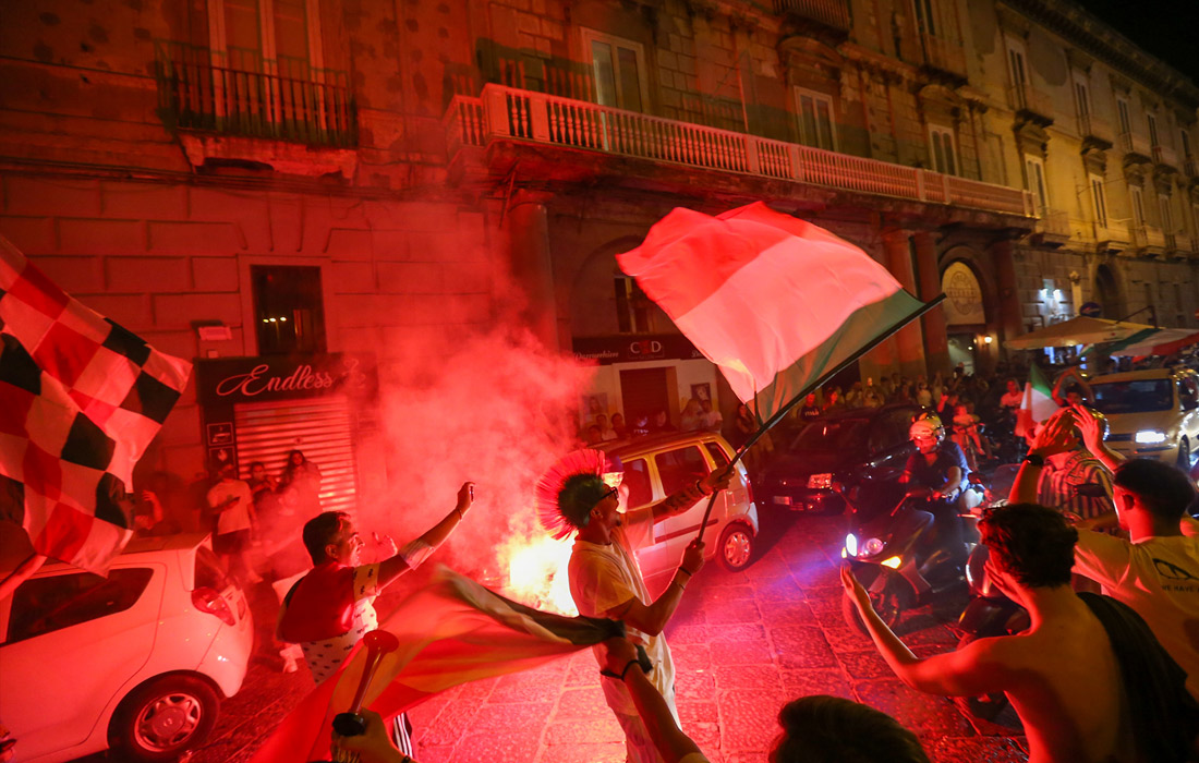 Футбольные фанаты на улицах итальянского города Аверса