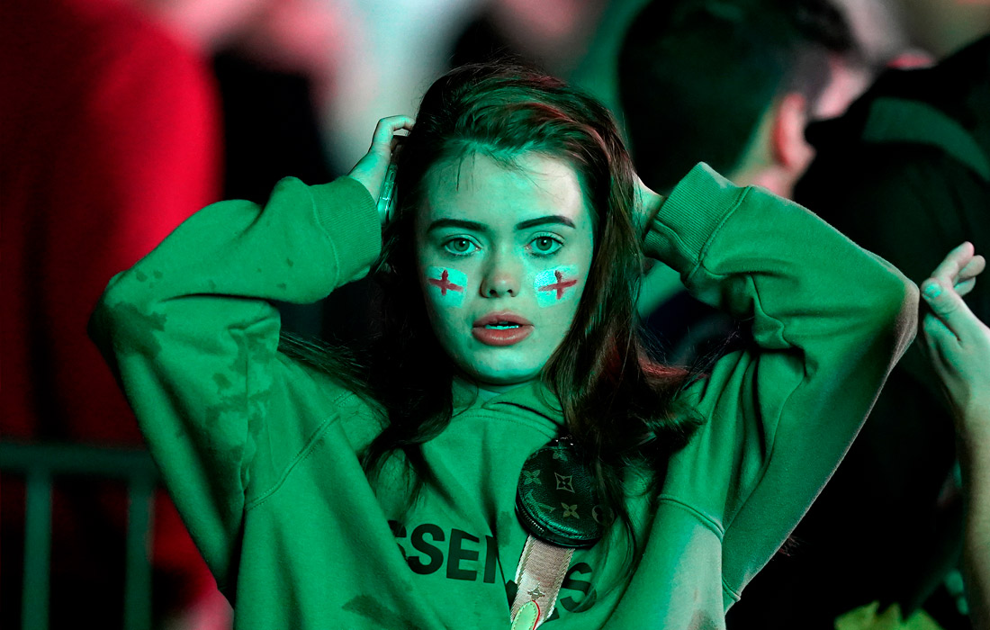 Болельщица сборной Англии смотрит финал Евро-2020