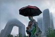11 июля. Число заразившихся COVID-19 в мире превысило 186,8 млн человек. На фото: жители Пекина во время дождя.