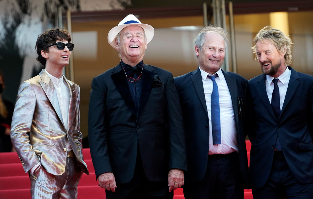 Актеры Тимоти Шаламе, Билл Мюррей, Ипполит Жирардо и Оуэн Уилсон позируют фотографам