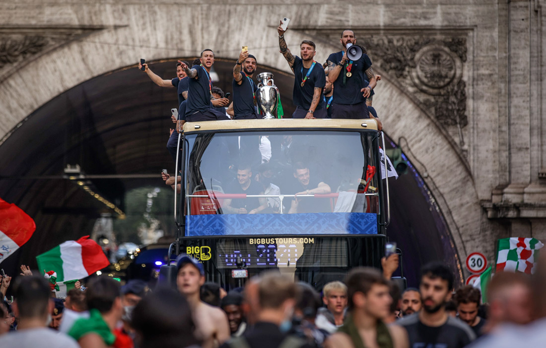 Сборная Италии по футболу провела чемпионский парад в Риме