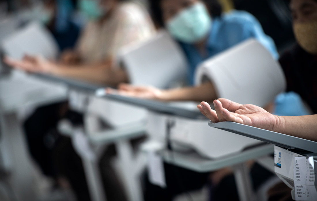 В Таиланде планируют комбинировать вакцины для повышения уровня защиты от штамма "Дельта". Гражданам, получившим первую дозу Sinovac, будут вводить второй дозой вакцину AstraZeneca.