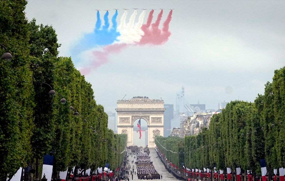 Самолеты раскрасили небо в цвета французского триколора над Триумфальной аркой