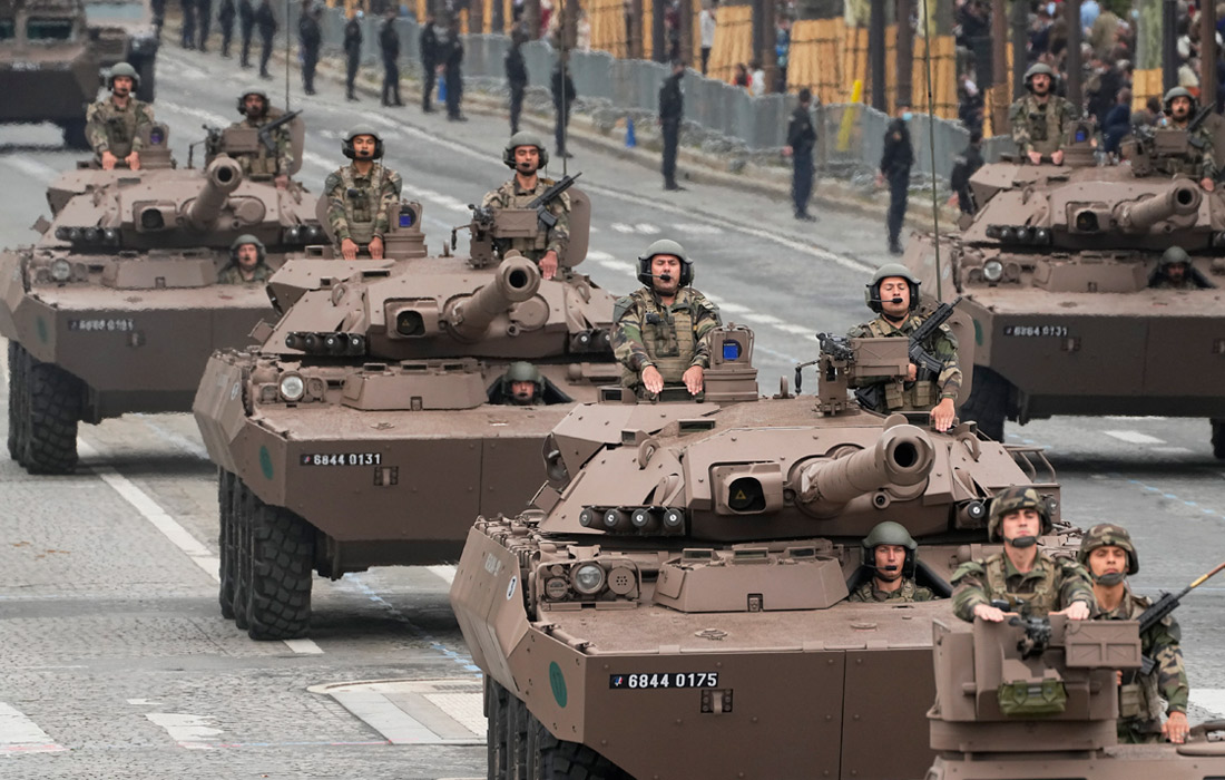 Затем по проспекту прошли пешие формирования и наземная техника