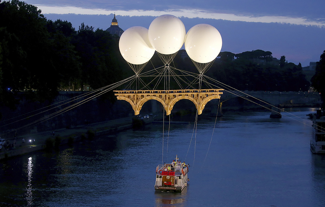 Инсталляция в Риме, которая напоминает о проекте Микеланджело по возведению моста между виллой Фарнезина и дворцом Фарнезе. План так и не был реализован.