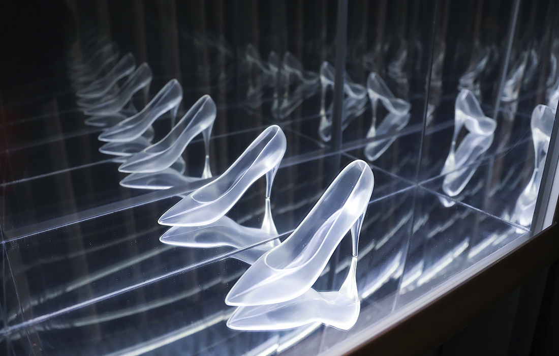 Туфли "Золушка" из стекла представлены на выставке в Музее дизайна в городе Холон, Израиль
